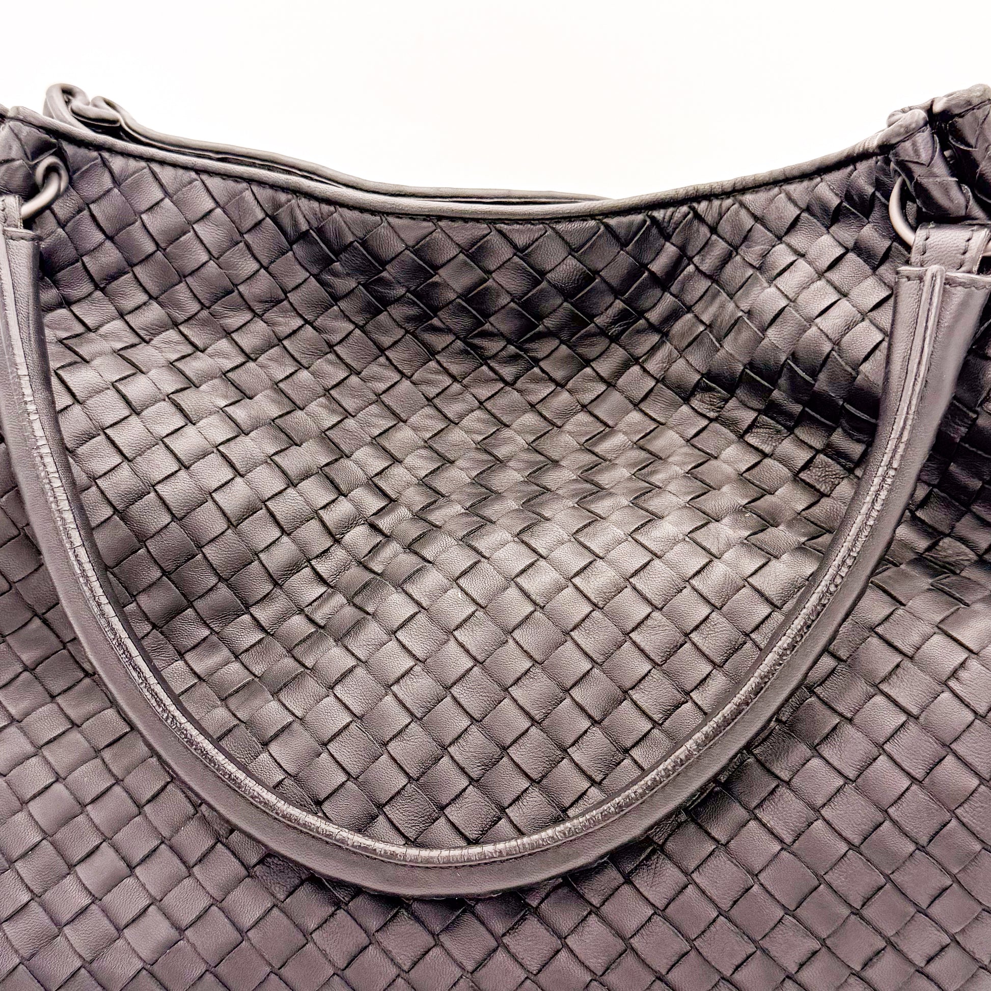 BottegaVeneta-Intrecciato-Parachute-Preloved-Luxury-Handbag-London-Closeup