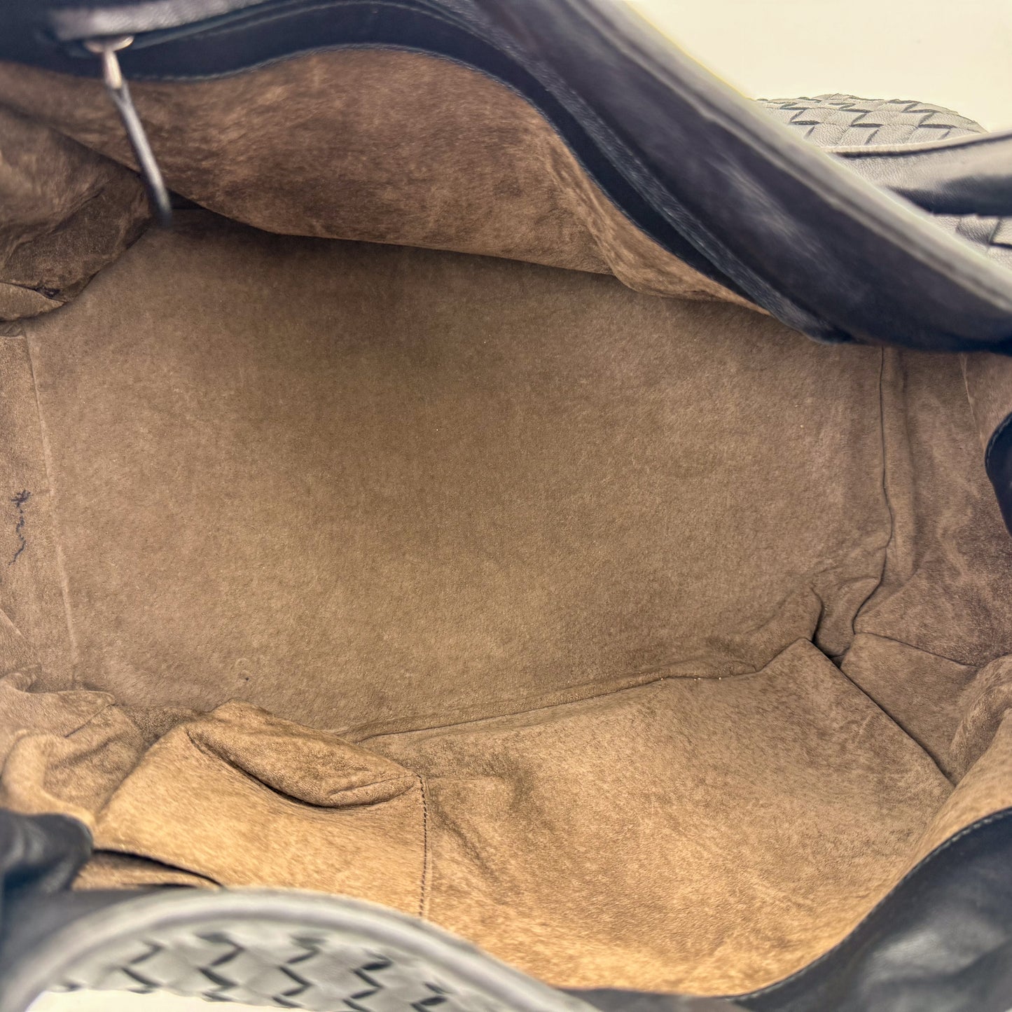 BottegaVeneta-Intrecciato-Parachute-Preloved-Luxury-Handbag-London-Interior