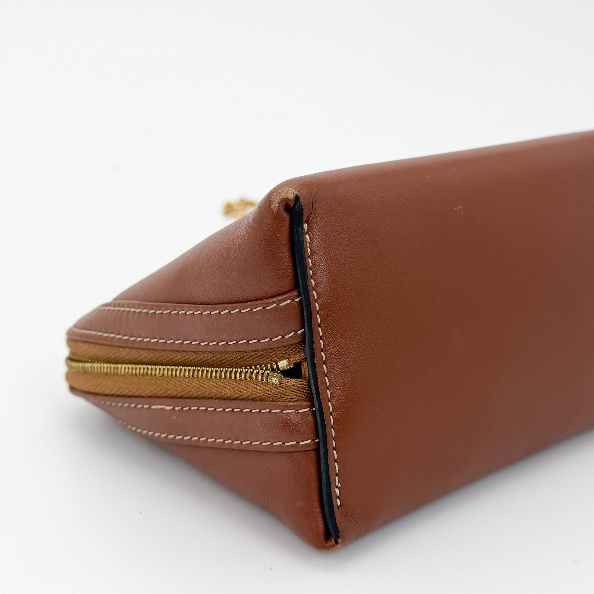 Second hand Celine Cuir Triomphe tan leather clutch base zip pull detail