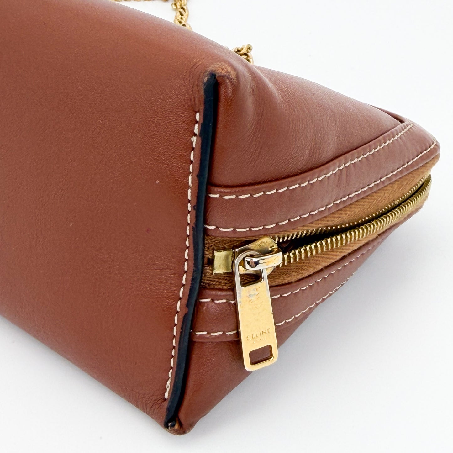 Preloved Celine Triomphe tan leather clutch on chain side profile zip detail