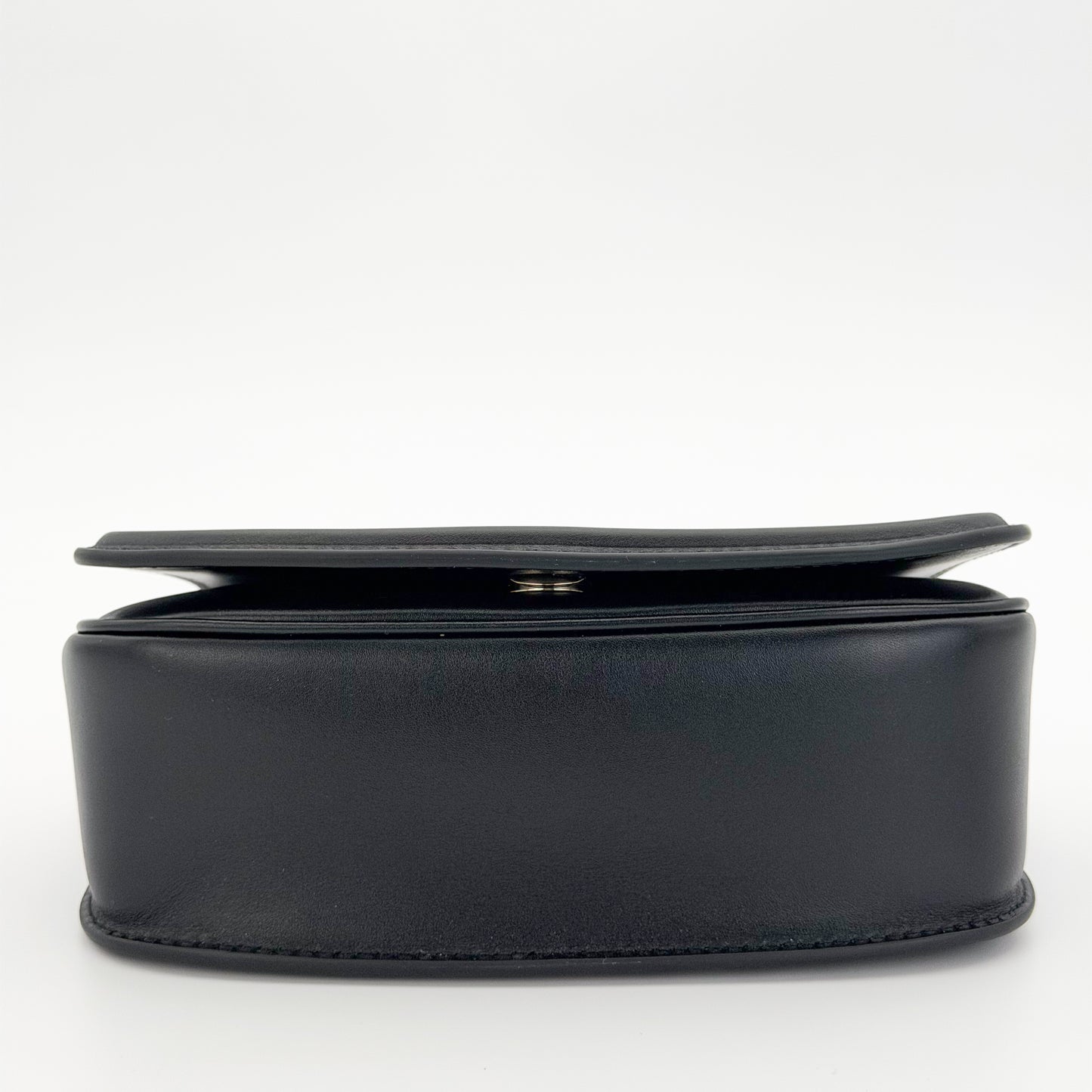 Gucci Blondie shoulder bag base view showing flap closure