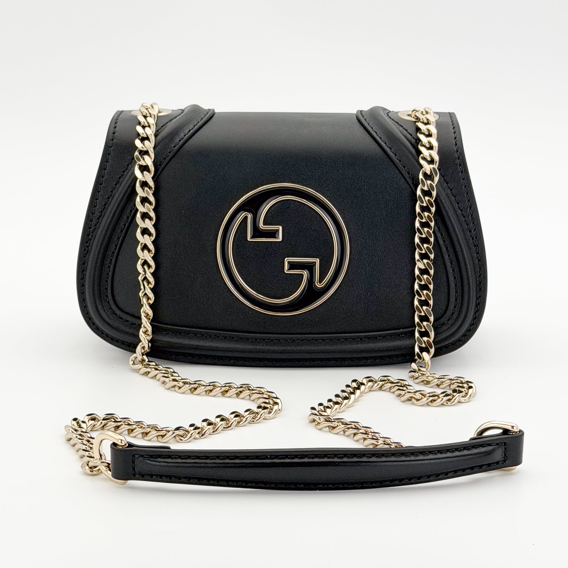 Unworn Gucci Blondie bag front view showing GG plaque and chain strap