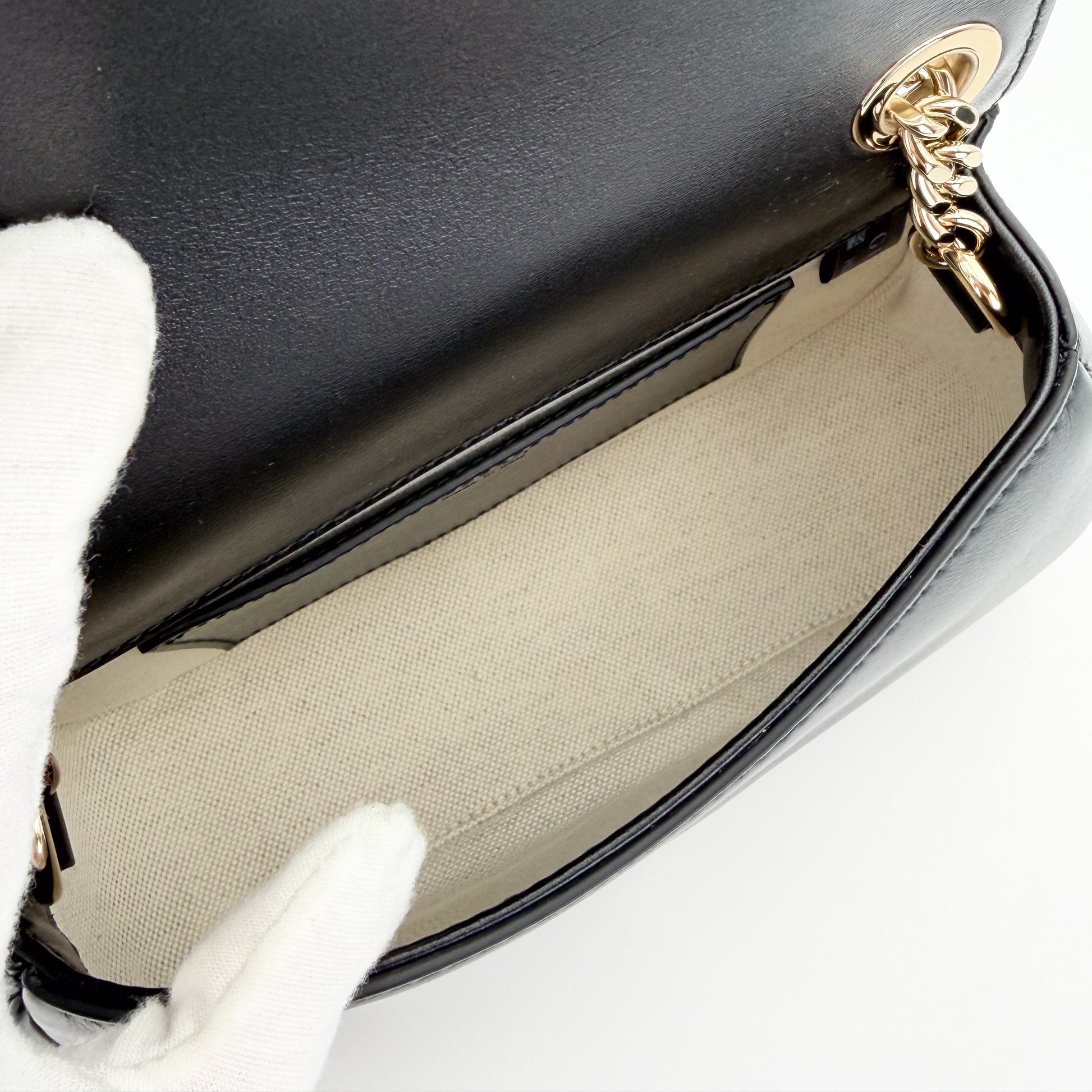 Gucci Blondie bag interior view showing cotton-linen lining and chain