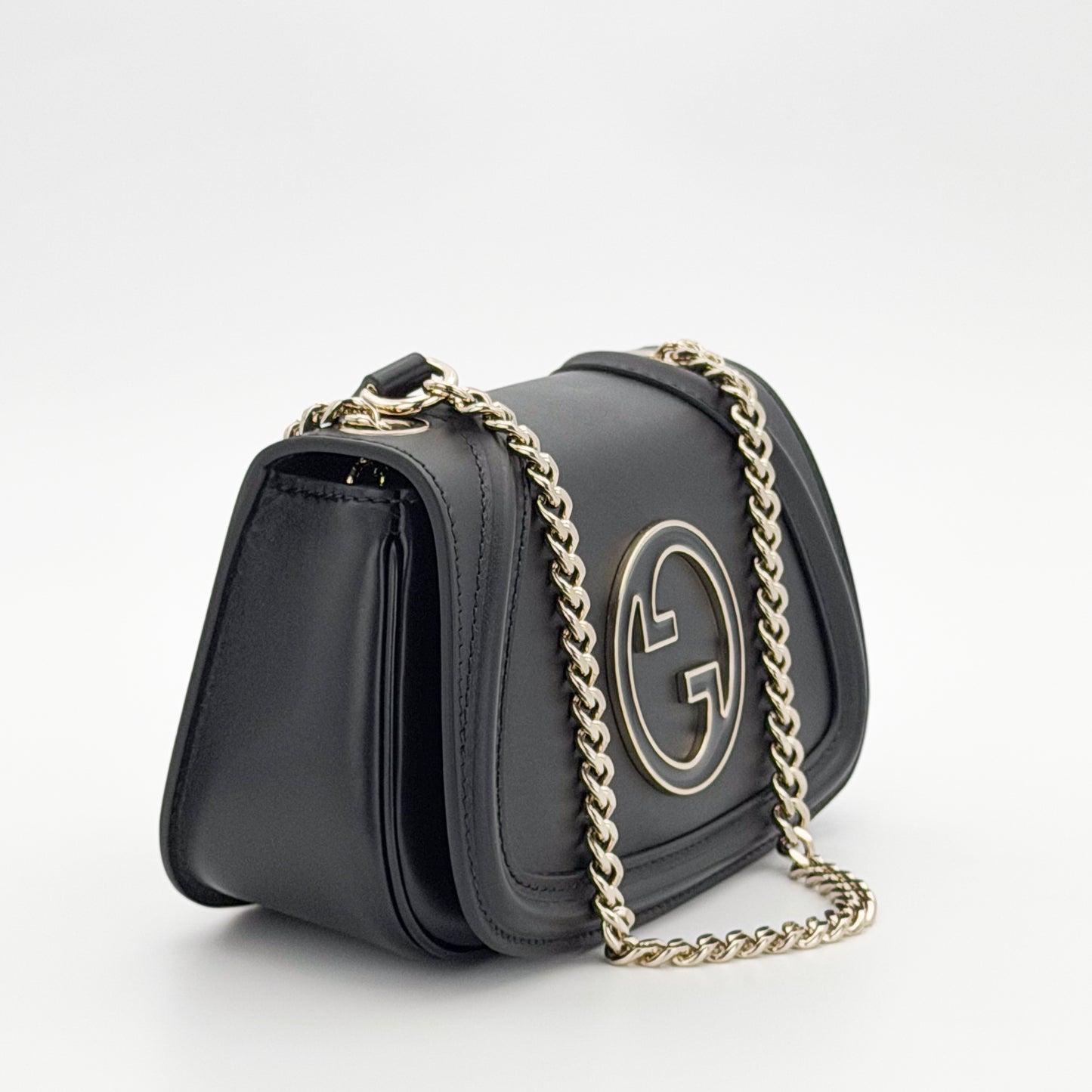 Brand new unworn Gucci Blondie shoulder bag left side view with gold chain strap