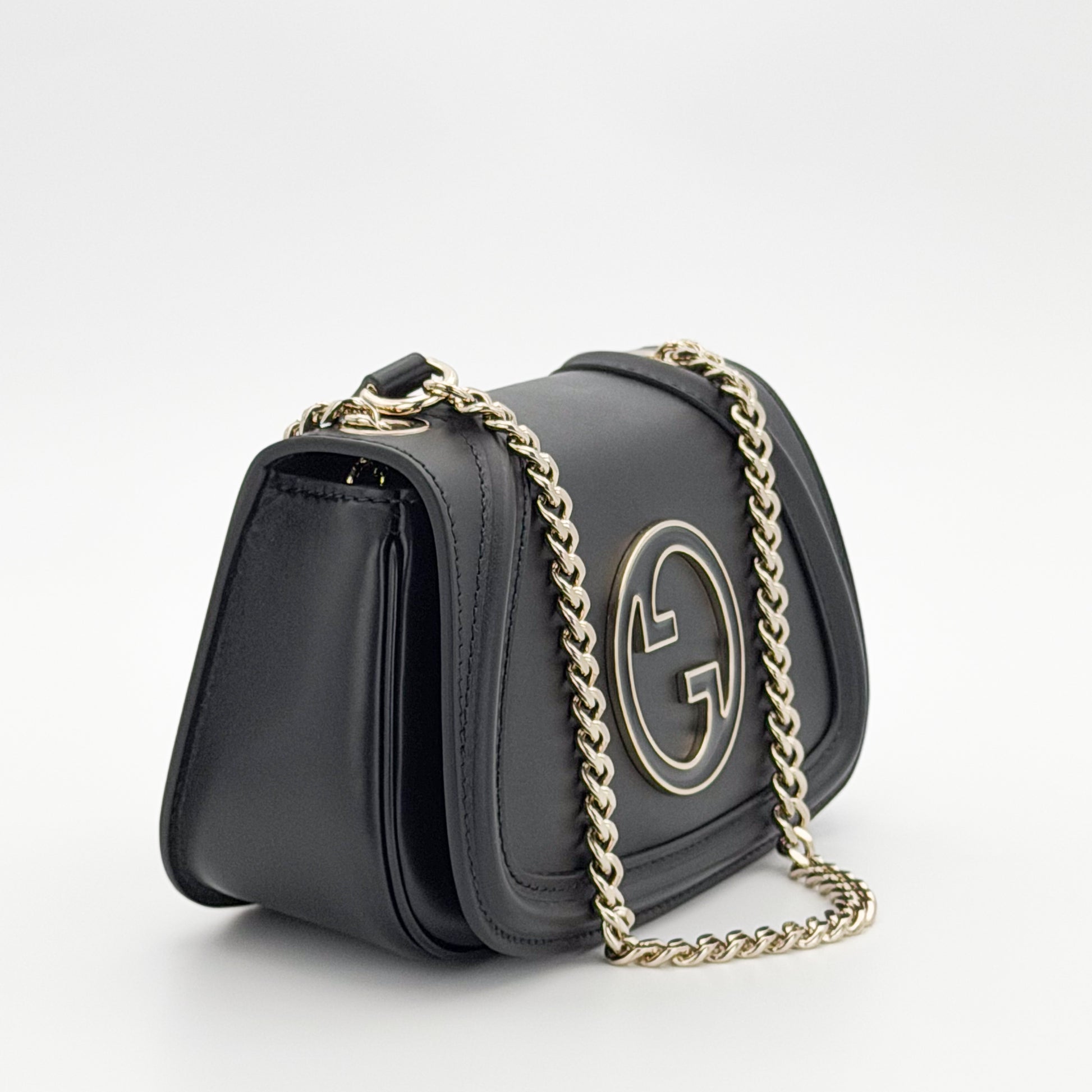 Brand new unworn Gucci Blondie shoulder bag left side view with gold chain strap