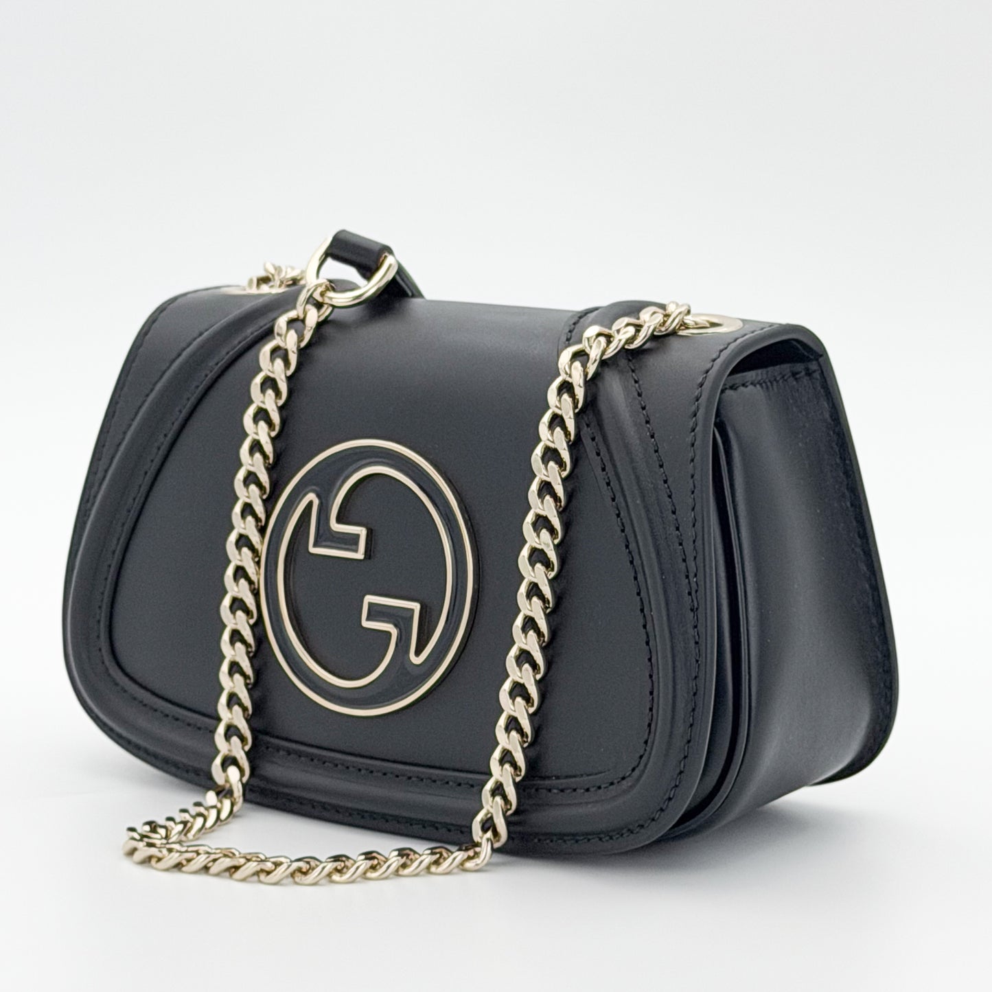 Brand new unworn Gucci Blondie shoulder bag right side view with gold chain strap