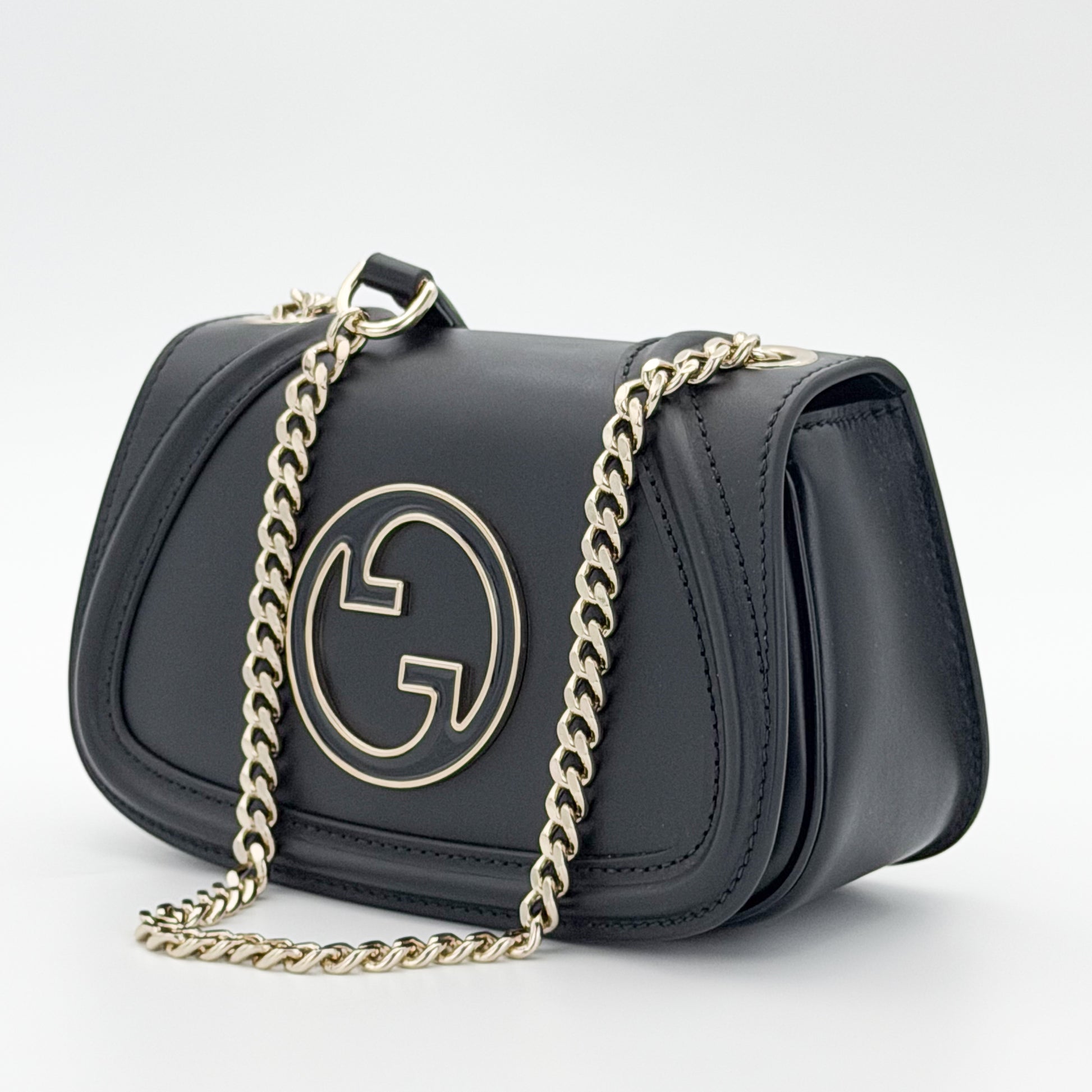 Brand new unworn Gucci Blondie shoulder bag right side view with gold chain strap