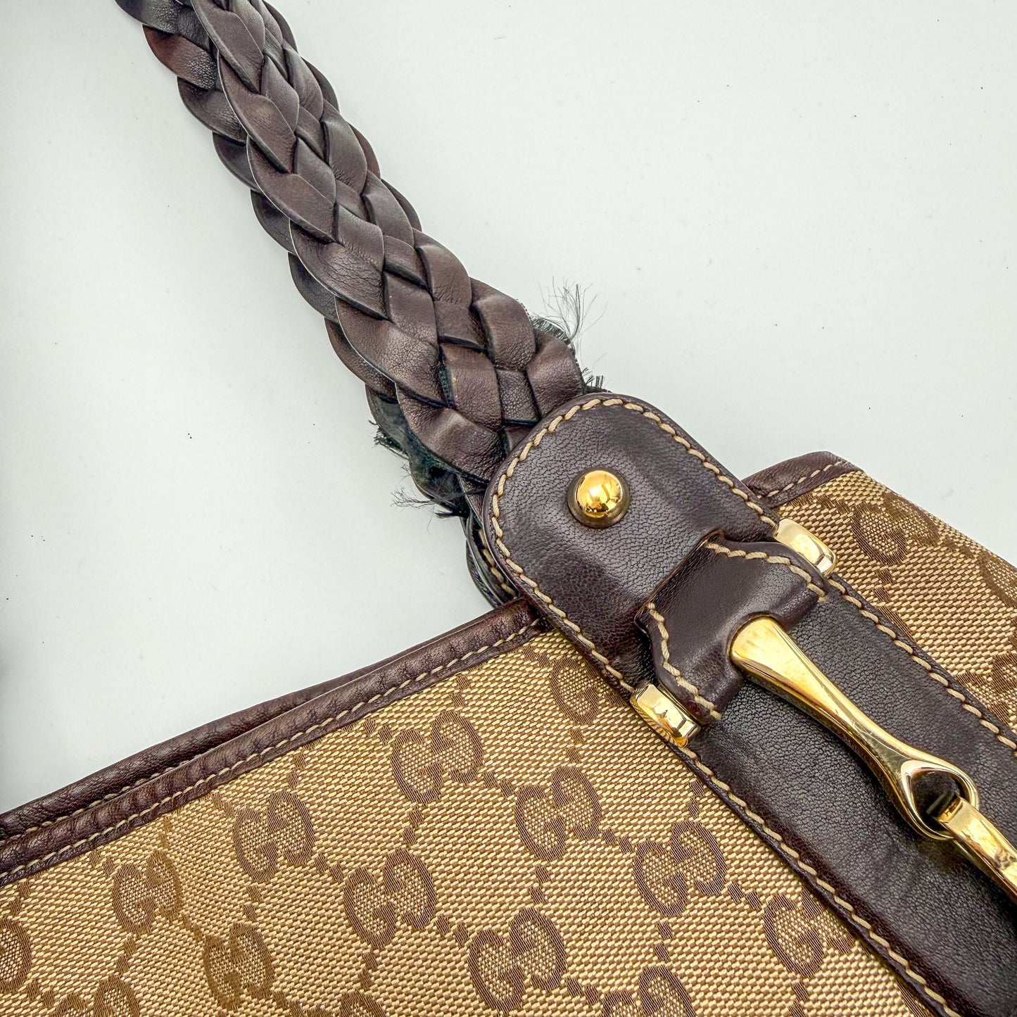 Gucci-Hobo-Horsebit-Bag-Preloved-Luxury-Handbag-London-Detail