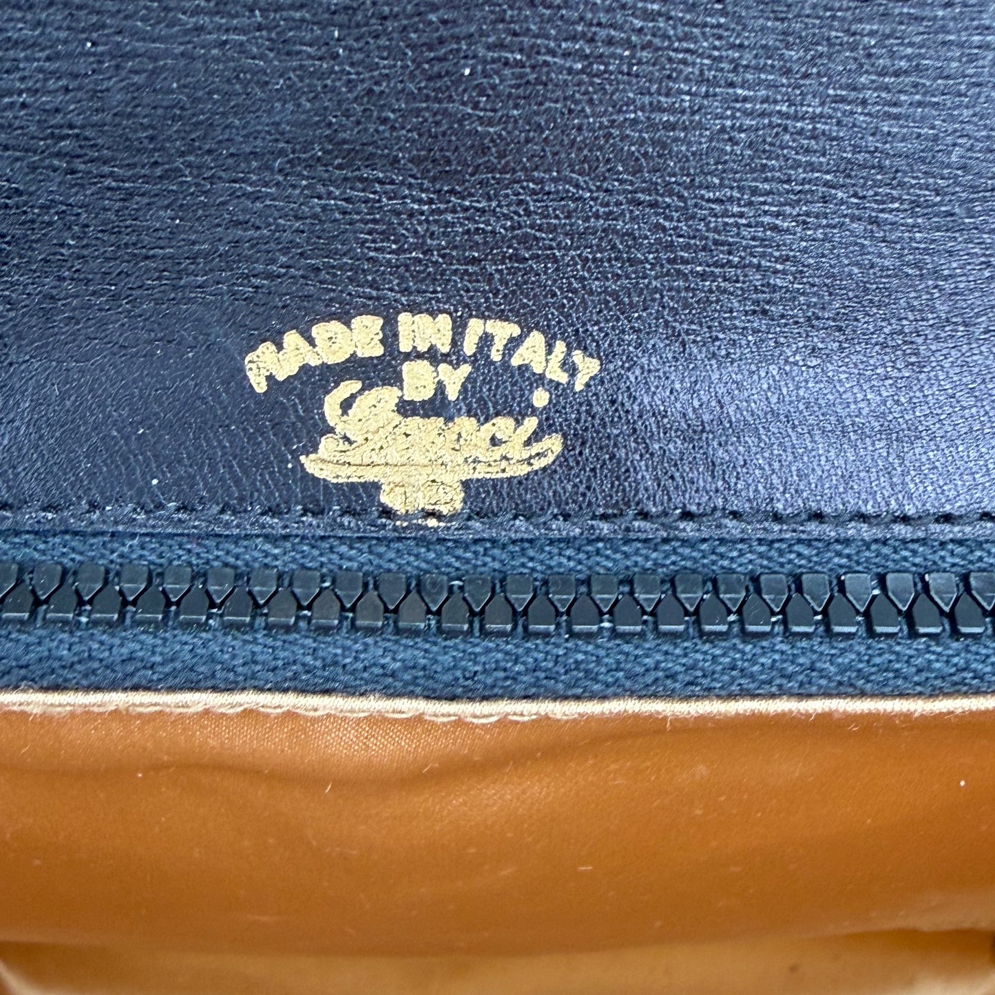 Gucci-Vintage-Statin-Jacquard-Preloved-Luxury-Handbag-London-Interior_