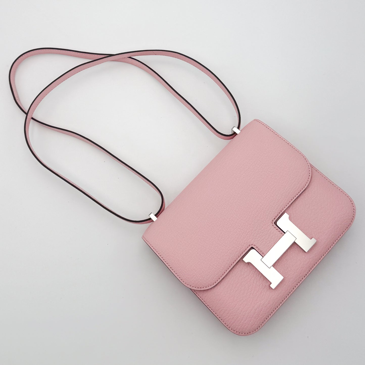 Hermès Constance 18 Rose Sakura Chèvre Mysore Ariel view wit palladium hardware.