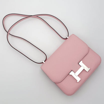 Hermès Constance 18 Rose Sakura Chèvre Mysore Ariel view wit palladium hardware.