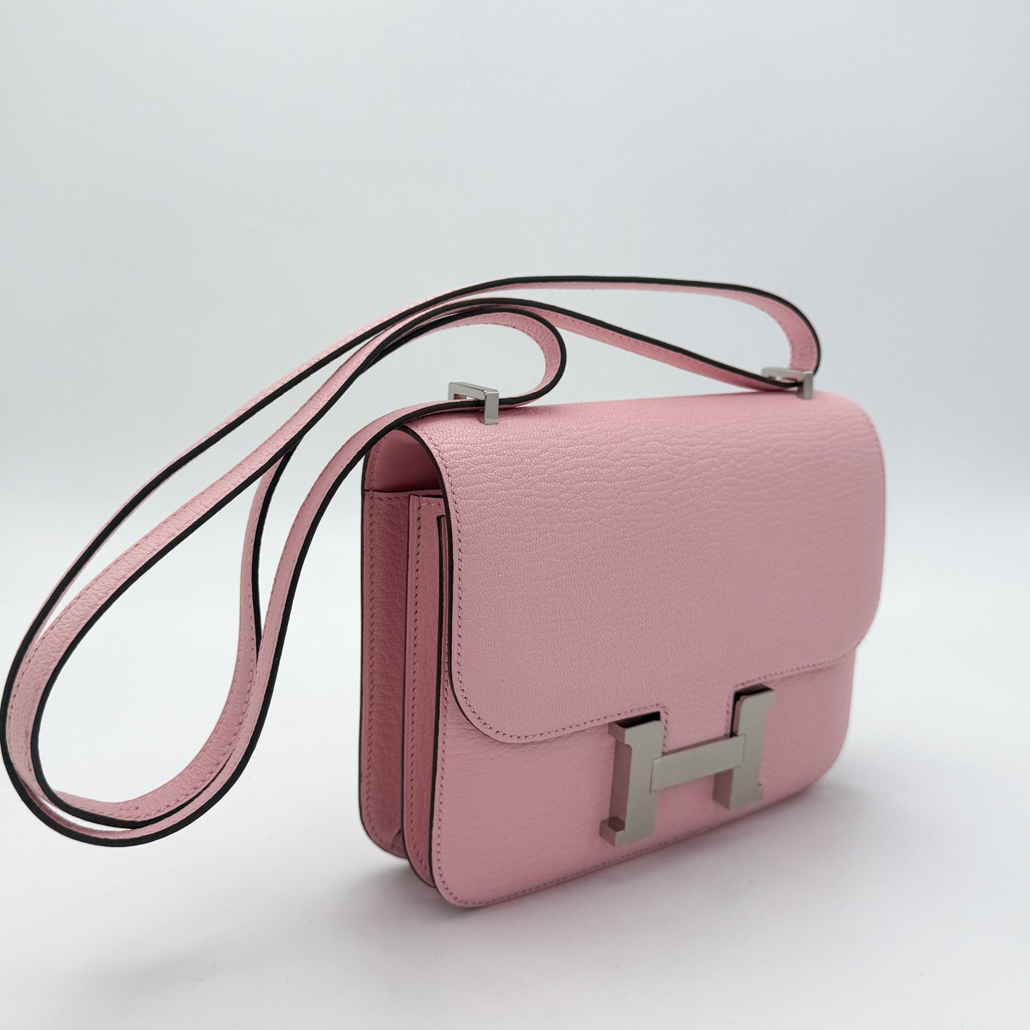 Hermès Constance 18 Rose Sakura Chèvre Mysore front side view.