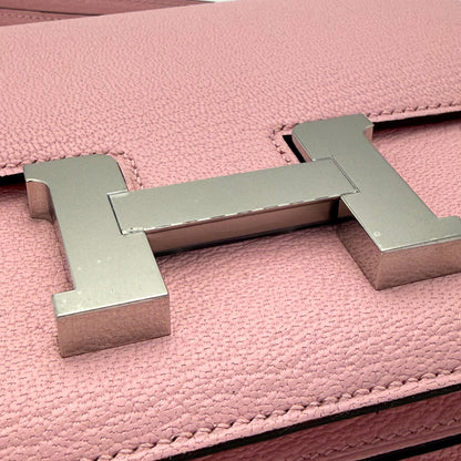 Hermès Constance 18 Rose Sakura Chèvre Mysore close up of palladium H closure clasp.