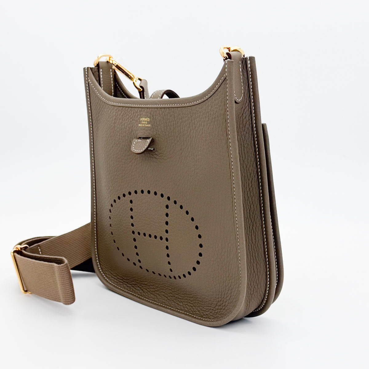 Hermès Evelyne III front slip pocket with leather tab and stud closure
