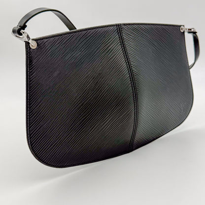 Louis-Vuitton-Epi-Demi-Lune-Pochette-Preloved-Luxury-Angle