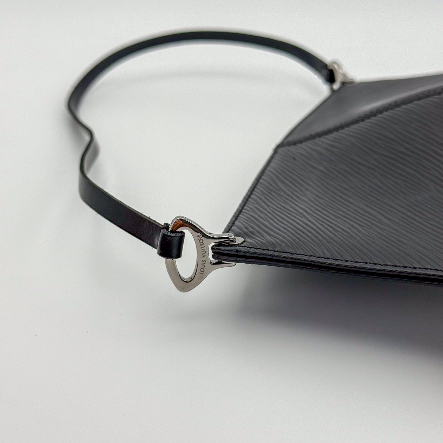Louis-Vuitton-Epi-Demi-Lune-Pochette-Preloved-Luxury-Branding