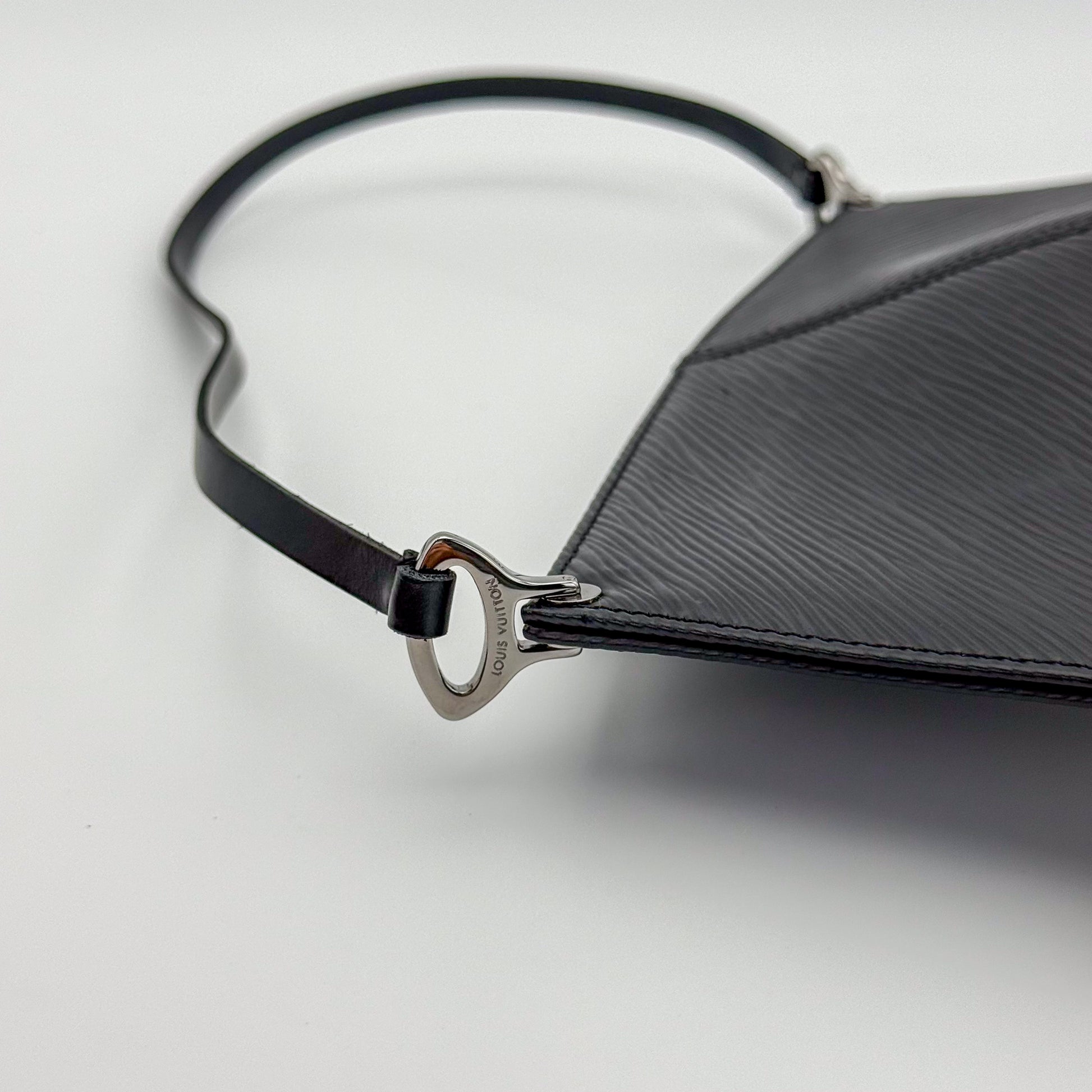 Louis-Vuitton-Epi-Demi-Lune-Pochette-Preloved-Luxury-Branding
