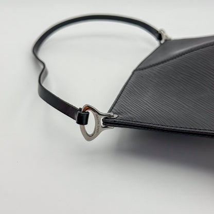 Louis-Vuitton-Epi-Demi-Lune-Pochette-Preloved-Luxury-Branding
