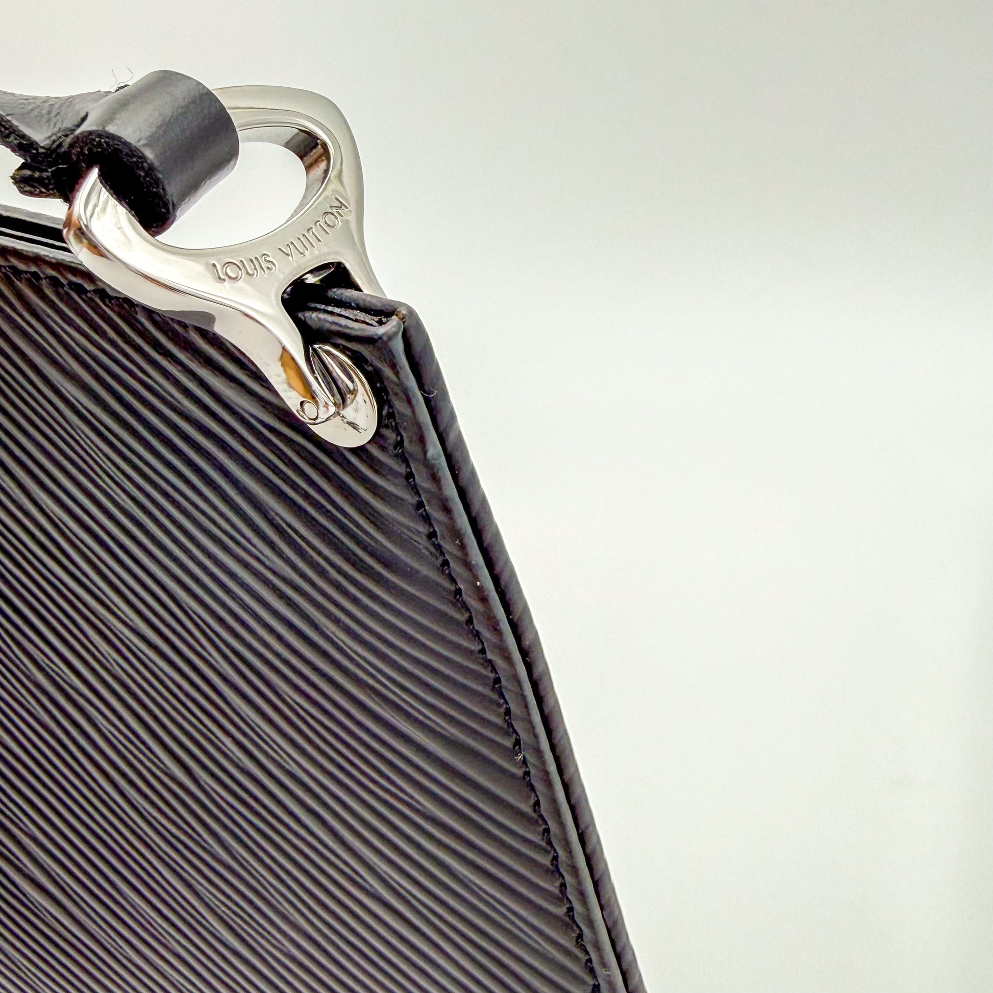 Louis-Vuitton-Epi-Demi-Lune-Pochette-Preloved-Luxury-Detail2
