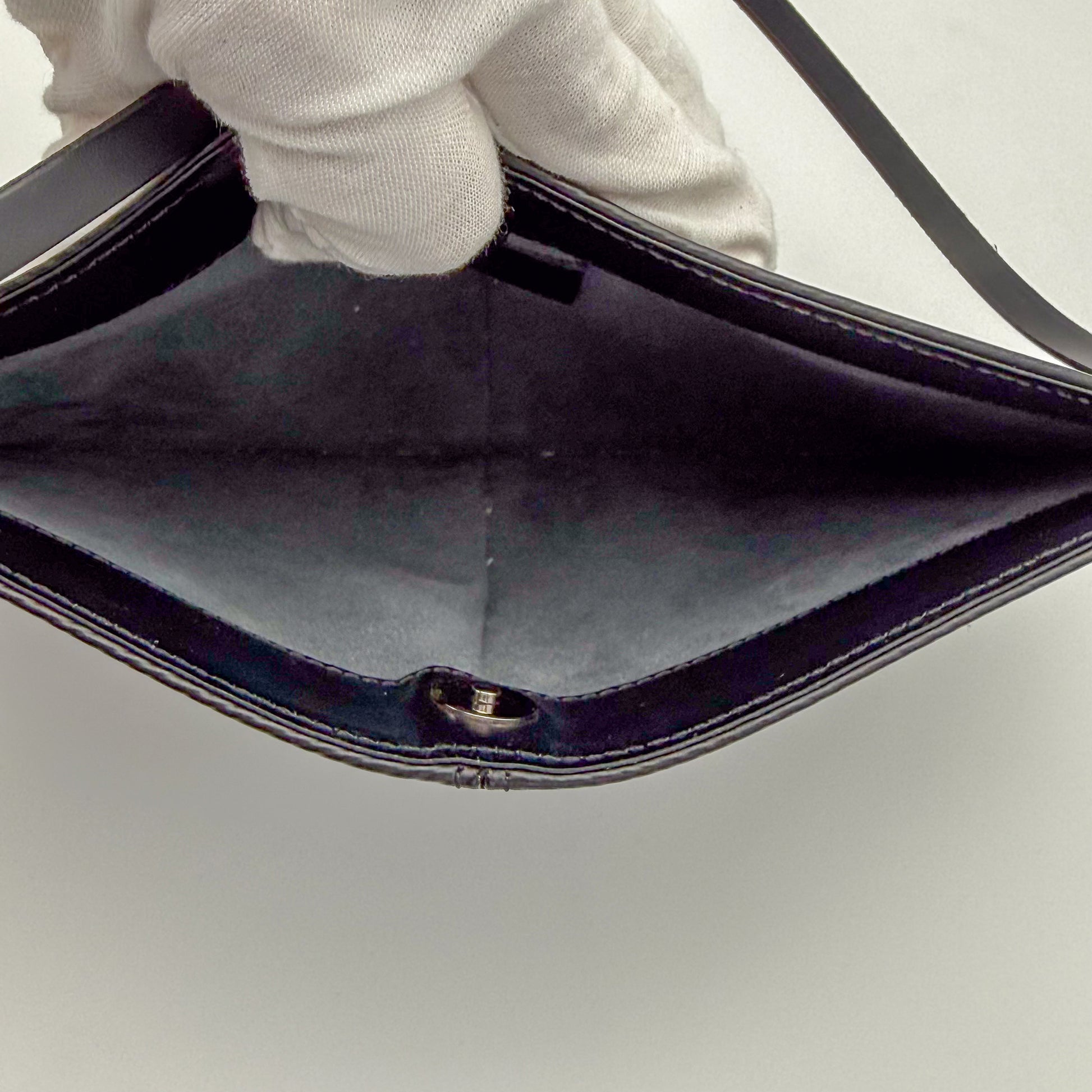 Louis-Vuitton-Epi-Demi-Lune-Pochette-Preloved-Luxury-Interior